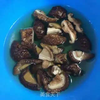 Make Two mushrooms dry stew step 3