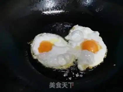 Make Fried egg radish soup step 0
