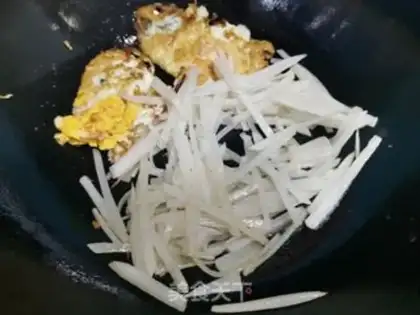 Make Fried egg radish soup step 2