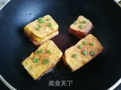 Make Potato toast with fried eggs step 7