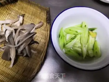 Make cucumber mushroom soup step 0