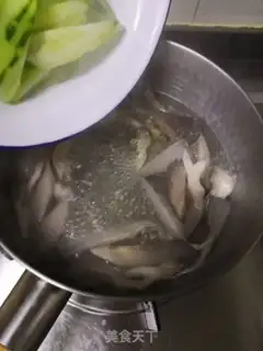 Make cucumber mushroom soup step 3