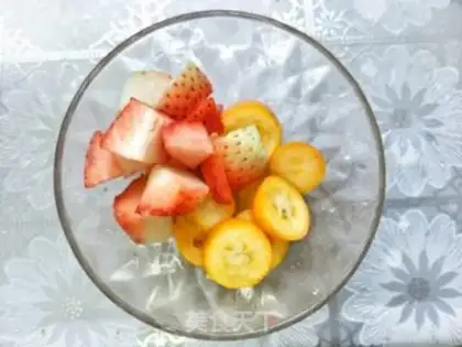 Make Merry Christmas, sweet fruit and milk step 2