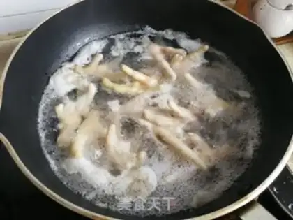 Make Sour chicken oil tofu chicken claws step 3