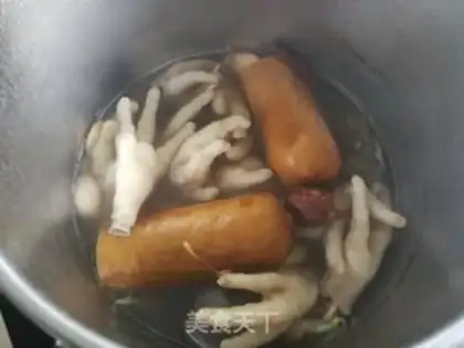 Make Sour chicken oil tofu chicken claws step 4