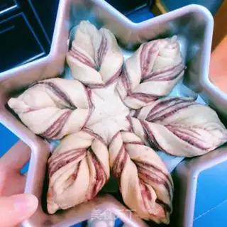 Make Christmas snow bread step 17