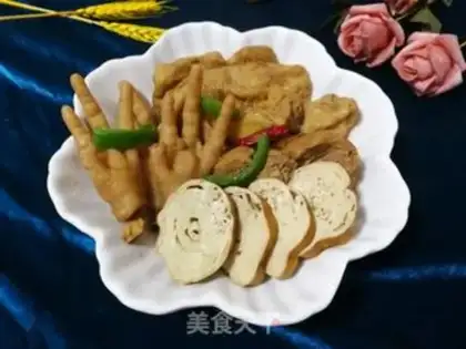 Make Sour chicken oil tofu chicken claws step 7