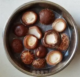 Make Onion burning mushrooms step 1