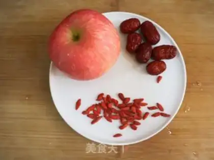 Make Apple and red date soup step 0
