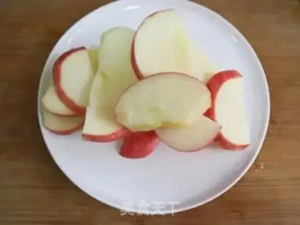 Make Apple and red date soup step 1