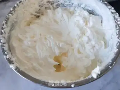 Make The cartoon character is eight-inch cream cake step 3
