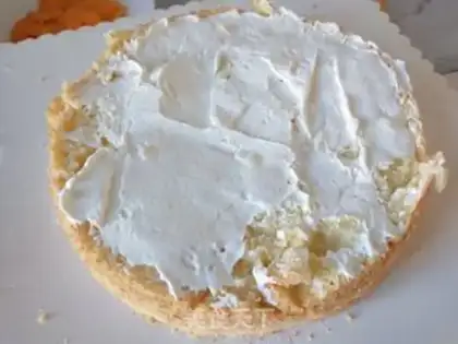 Make The cartoon character is eight-inch cream cake step 4