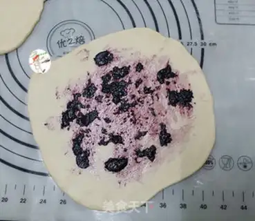 Make Christmas snow bread step 9