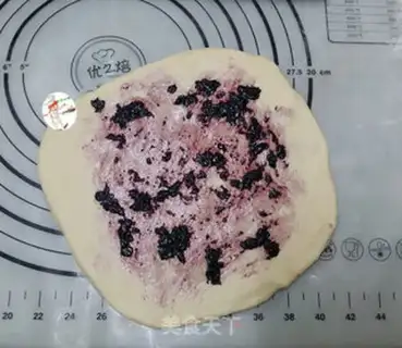 Make Christmas snow bread step 11