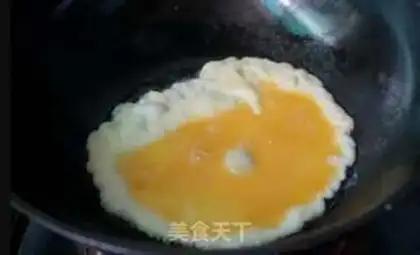 Make Gold shrimp fried eggs step 3