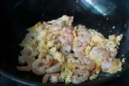 Make Gold shrimp fried eggs step 6