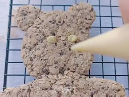 Make oatmeal bear crackers step 6