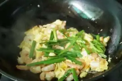 Make Gold shrimp fried eggs step 7
