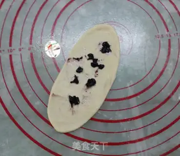 Make Christmas snow bread step 16
