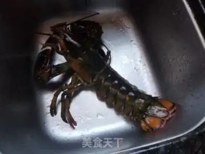 Make A fan with garlic and lobster step 0