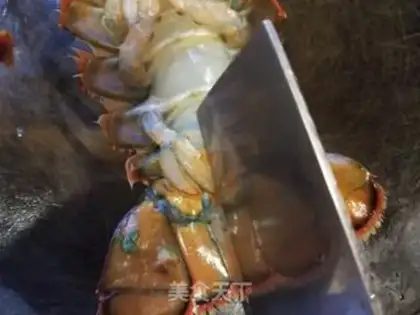Make A fan with garlic and lobster step 1