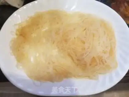Make A fan with garlic and lobster step 3
