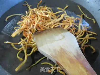 Make Worms and mushrooms mixed with seafood step 1