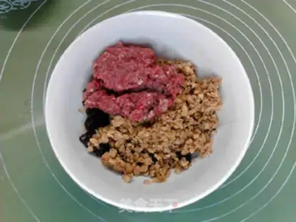 Make Spicy beans, mushroom beef, black wheat pie step 4