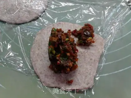 Make Spicy beans, mushroom beef, black wheat pie step 12