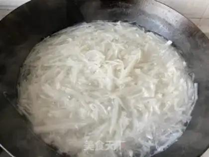 Make The radish greasy pork dumpling step 4