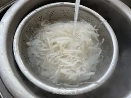 Make The radish greasy pork dumpling step 5