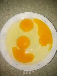 Make Garlic fried eggs step 1