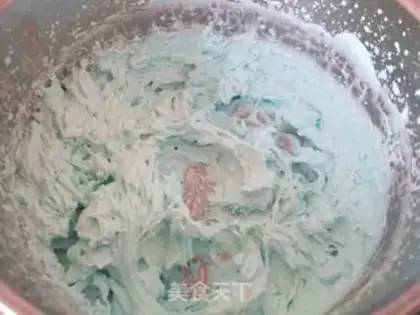 Make Six-inch cream cake step 17