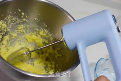 Make Christmas snowflake crack cookies step 5
