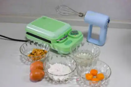 Make The salty yolk pine cake step 0