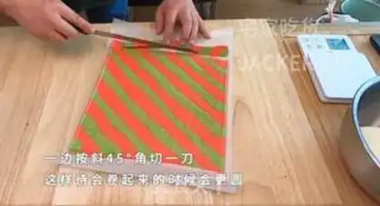 Make Christmas double Swiss roll cake step 19