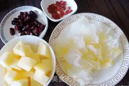 Make Silver ear apple soup step 1