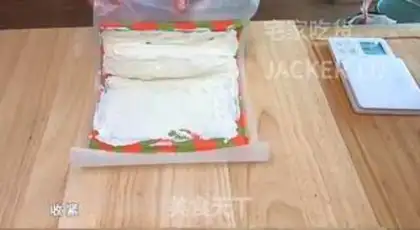 Make Christmas double Swiss roll cake step 24