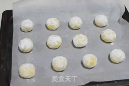Make Christmas snowflake crack cookies step 15