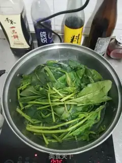 Make Spinach fried eggs step 1
