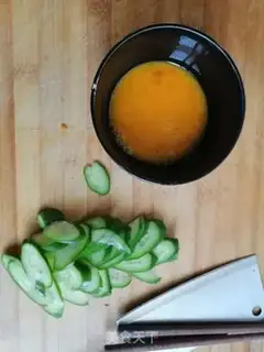 Make cucumber fried eggs step 1