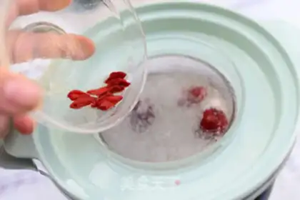 Make "Red-tree ice cream swallow nest." step 3