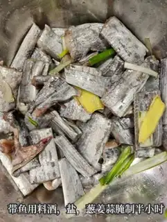 Make Old Beijing pancakes with fish step 0