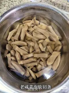 Make Old Beijing pancakes with fish step 1