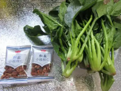 Make Little pecan spinach step 0