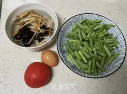 Make Eggs, tomatoes, beans step 0