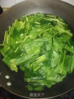 Make Spinach fried eggs step 1