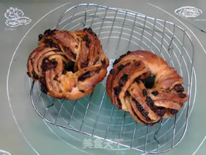 Make Sweet cinnamon Christmas croissants step 19