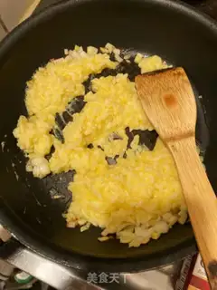 Make Seafood egg fried rice step 4
