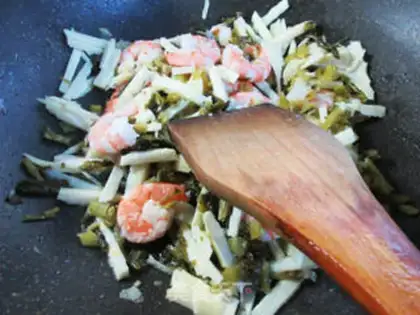 Make The pickles are fried shrimp step 7